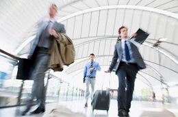 immagine uomini in abito che corrono in aeroporto