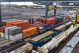 immagine di containers in zona portuaria