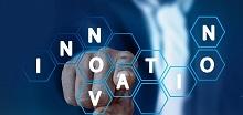 dito che preme sul tasto innovation