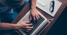 mani che digitano su una tastiera